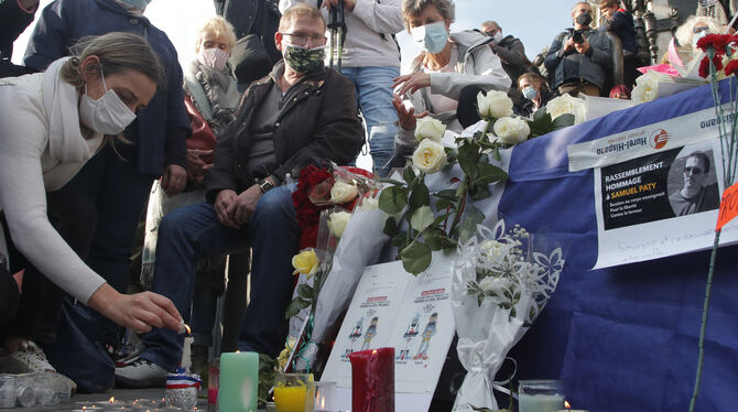 Andenken an den ermordeten Lehrer Samuel Paty in Paris.  FOTO: EULER/DPA