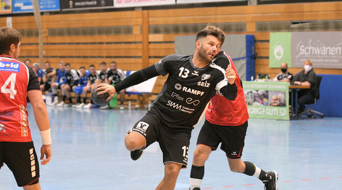 Sascha Hejny (mit Ball) und der TV Neuhausen hoffen auf einen Neustart im Februar 2021. FOTO: BAUR Sascha Hejny (mit Ball) und der TV Neuhausen hoffen auf einen Neustart im Februar 2021. FOTO: BAUR