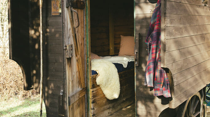 Weniger ist manchmal mehr: Blick auf den Schäferwagen von Beate und Olaf Hofmann, der im Winter in ihrem Garten in Bisingen steh