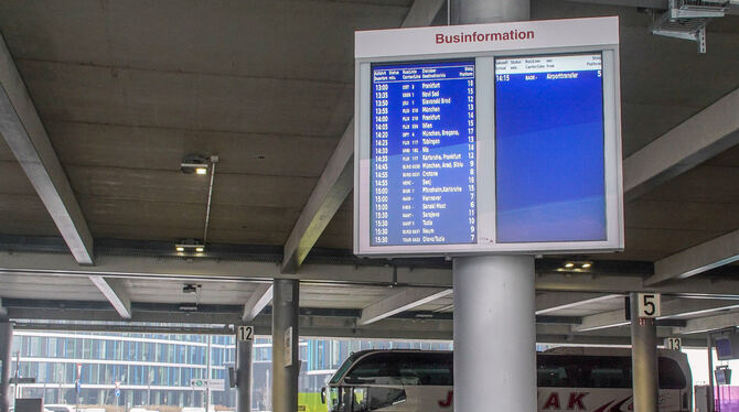 Der Fernbus-Bahnhof am Flughafen in Stuttgart. Bei Corona-Kontrollen hapert es noch ein wenig.  FOTO: DPA