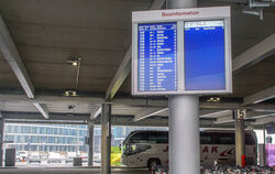 Der Fernbus-Bahnhof am Flughafen in Stuttgart. Bei Corona-Kontrollen hapert es noch ein wenig.  FOTO: DPA