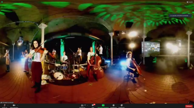 Das Stegreif-Orchester beim Online-Auftritt aus dem Club Gretchen in Berlin. Effektvolle Weitwinkel-Verzerrung machte die Videos