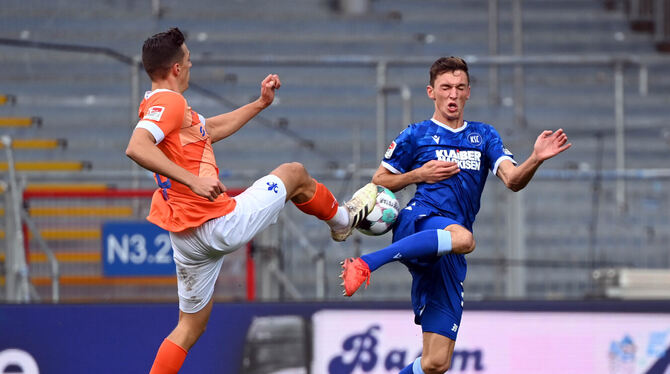 Die Fußballer des VfL Pfullingen bekommen knapp 16 000 Euro Ausbildungshonorar für den Holzelfinger Benjamin Goller (rechts). F