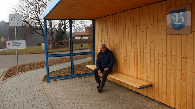 Bleichstettens Ortsvorsteher Dieter Kröger an der ehrenamtlich renovierten Bushaltestelle an der Sonnenhalde. FOTO: DEWALD