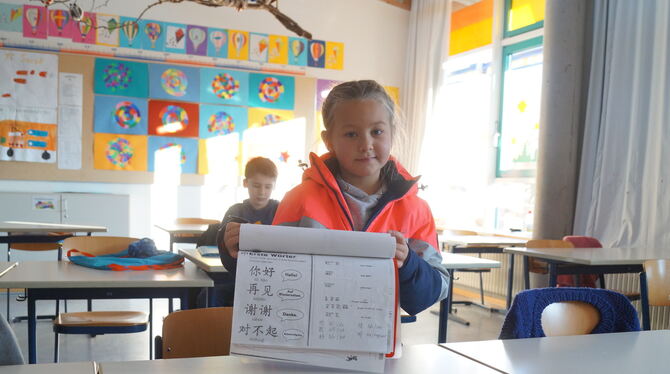 Lera aus Münsingen ist in der ersten Klasse und lernt schon ihr zweites Alphabet.  FOTOS: WURSTER