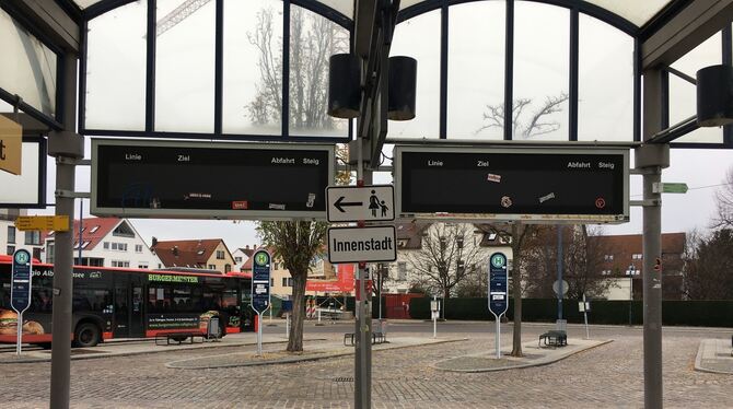 Schwarze Flächen statt Fahrgastinformationen: Wer am Metzinger Bahnhof umsteigen will, muss von Haltestelle zu Haltestelle laufe
