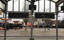 Schwarze Flächen statt Fahrgastinformationen: Wer am Metzinger Bahnhof umsteigen will, muss von Haltestelle zu Haltestelle laufe