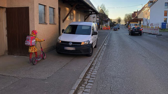 Die Gehwege in Wankheim sind oft zugeparkt, die Bordsteinkannten zu niedrig. Sie stellen ein Sicherheitsrisiko vor allem für Kin