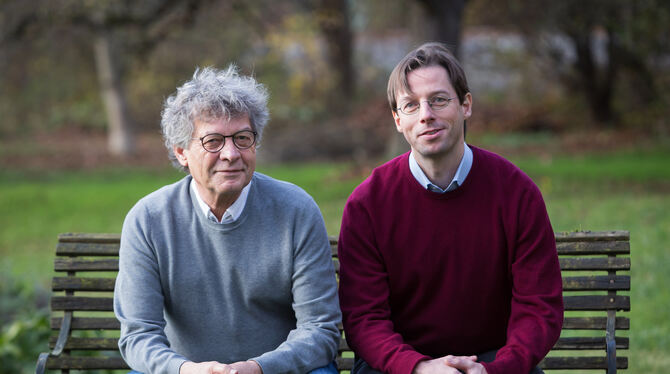 Der Tübinger Büchermacher Hubert Klöpfer (links) und Alfred Klemm, Verleger des Stuttgarter Kröner-Verlags, machen gemeinsame Sa