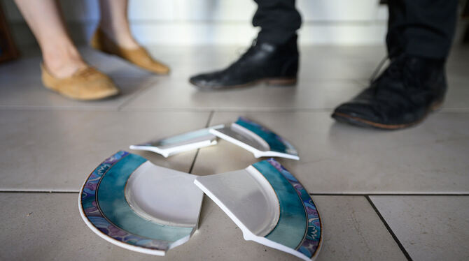 Ein zerbrochener Teller ist zu verschmerzen. Aber häusliche Gewalt läuft nicht immer glimpflich ab. FOTO: HITIJ/DPA