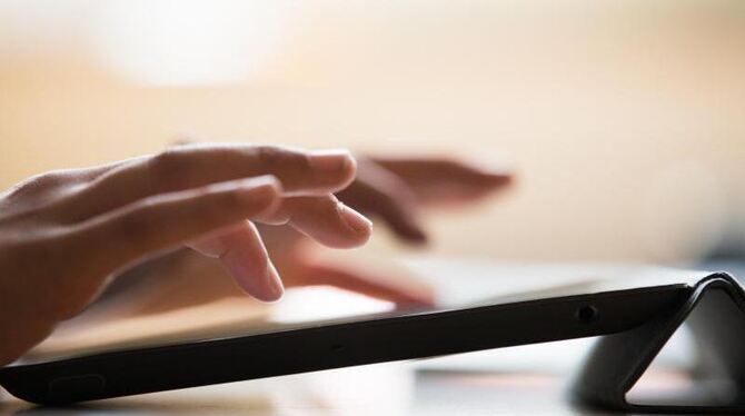 Ein Schüler tippt auf einem Tablet