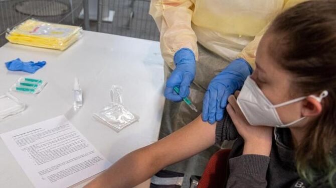 An einer Person wird eine Impfung simuliert An einer Person wird eine Impfung simuliert