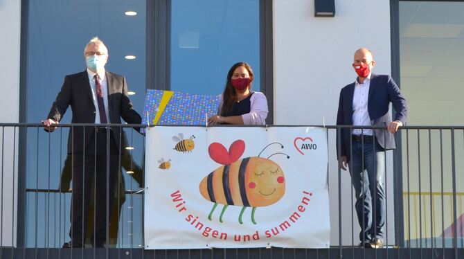 Freuen sich über die neue Kindertagesstätte: Bürgermeister Robert Hahn neben Aysha Rothacher und Ulrich Högel