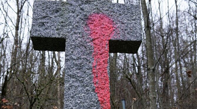 Das Kreuz auf dem Hörnle-Friedhof wurde mit roter Farbe besprüht.  FOTO: LENK
