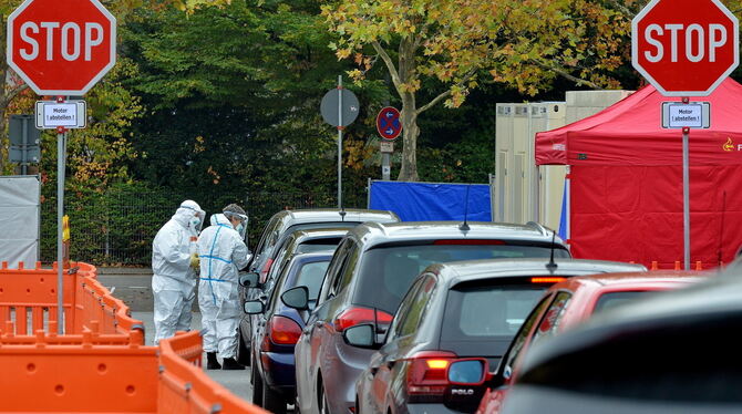 Macht den Laden dicht: Die Drive-In-Abstrichstelle an der Kreuzeiche. FOTO: NIETHAMMER Macht den Laden dicht: Die Drive-In-Abstrichstelle an der Kreuzeiche. FOTO: NIETHAMMER