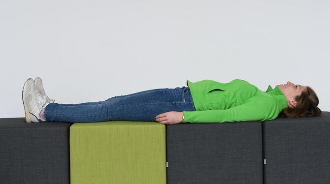 Richtig: Schön flach faulenzen, damit die Wirbelsäule gerade bleibt.