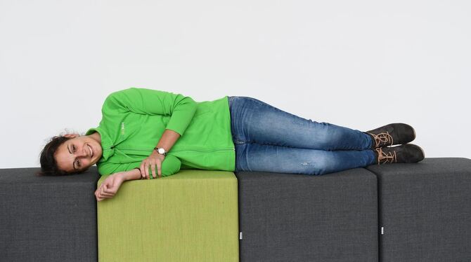 Falsch: In der Seitenlage mit abgeknickten Kopf liegen.