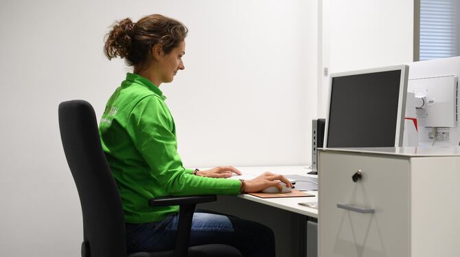 Richtig: Gerade sitzen, häufiger mal Aufstehen.