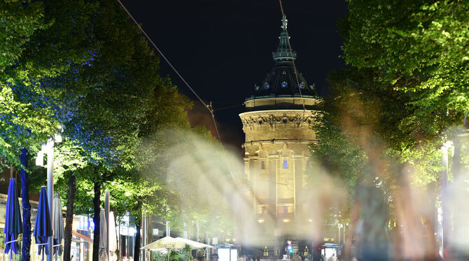 Der Wasserturm in Mannheim: Öffentlicher Raum, deshalb darf hier kein Alkohol mehr getrunken werden.  FOTO: ANSPACH/DPA