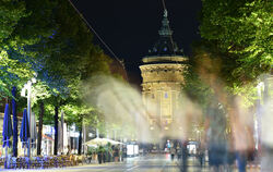 Der Wasserturm in Mannheim: Öffentlicher Raum, deshalb darf hier kein Alkohol mehr getrunken werden.  FOTO: ANSPACH/DPA