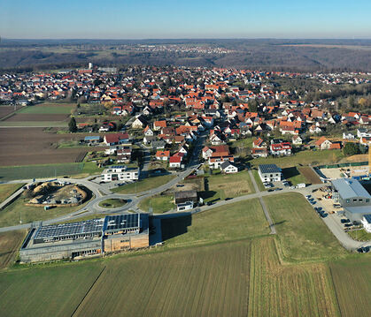 Kusterdingens Gewerbegebiet am Ortsausgang Richtung Wankheim breitet sich immer weiter aus.  LUFTBILD: MANFRED GROHE
