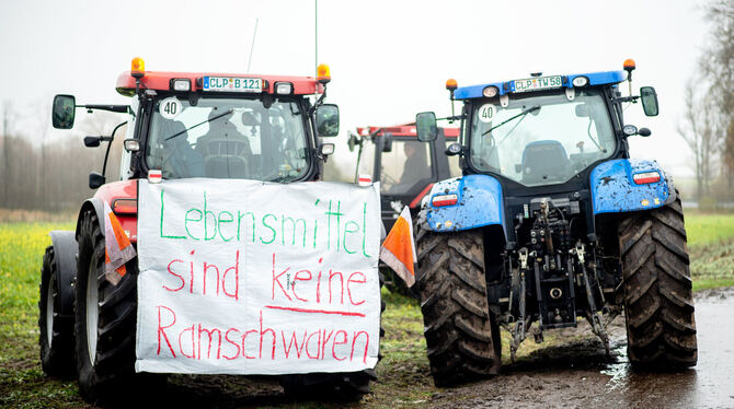 In Cloppenburg in Niedersachsen blockieren Landwirte die Zufahrt zum Zentrallager von Lidl.  FOTO: DITTRICH/DPA