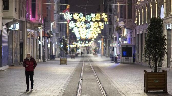 Fast menschenleere Straße in Istanbul