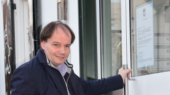 Seit sechs Monaten ist Martin Fink fast täglich im Rathaus anzutreffen.  FOTO: SCHÖBEL