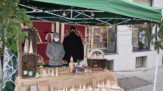 Judith und Dennis Mohr aus Weil im Schönbuch bieten ihre Holzwaren auf dem Tübinger Weihnachtsmarkt an.  FOTO: SAPOTNIK