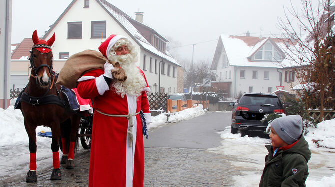 Der vierjährige Matti wartete in Genkingen schon sehnsüchtig auf den Nikolaus.  FOTO: LEIPPERT