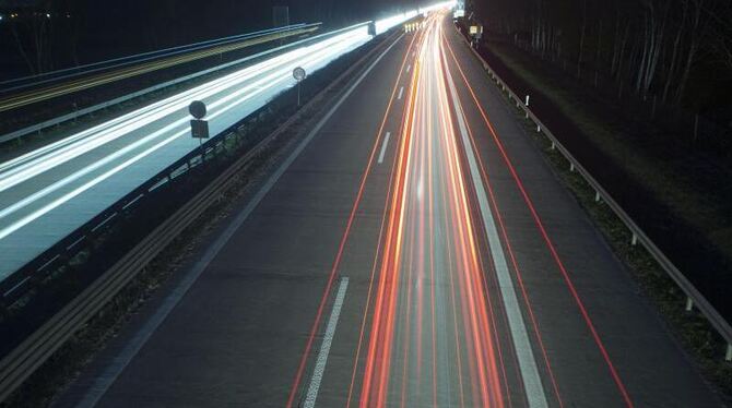 Kein wirklich guter Ort für Fußgänger: Autobahn bei Nacht. Foto: Jens Büttner/Symbol