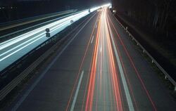 Kein wirklich guter Ort für Fußgänger: Autobahn bei Nacht. Foto: Jens Büttner/Symbol