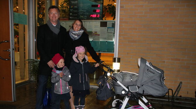 Der Riedericher Bürgermeister Tobias Pokrop ist mit seiner Ehefrau Tanja und den drei Kindern zur Auszählung des Wahlergebnisses