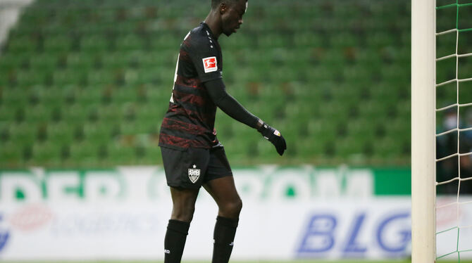 Silas Wamangituka agiert vor seinem zweiten Treffer zum Stuttgarter 2:0 recht aufreizend vor dem leeren Bremer Tor.   FOTO: SUDH