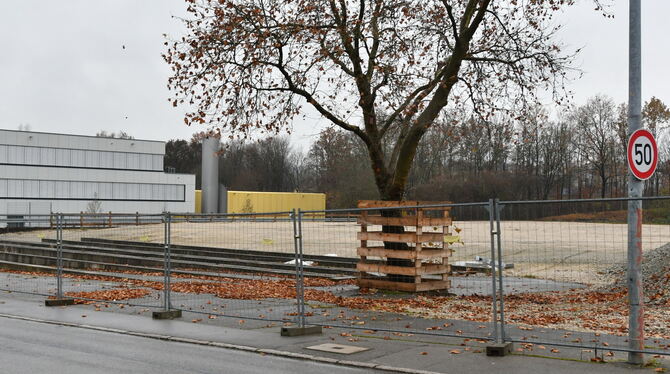 Im Sommer wurde die alte Flüchtlingsunterkunft in der Carl-Zeiss-Straße abgerissen. Jetzt will der Landkreis neu bauen. FOTO: ME