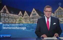 Der weihnachtlich erleuchtete Marktplatz von Bad Urach neben Tagesschausprecher Jan Hofer und vor dem Wetterbericht.