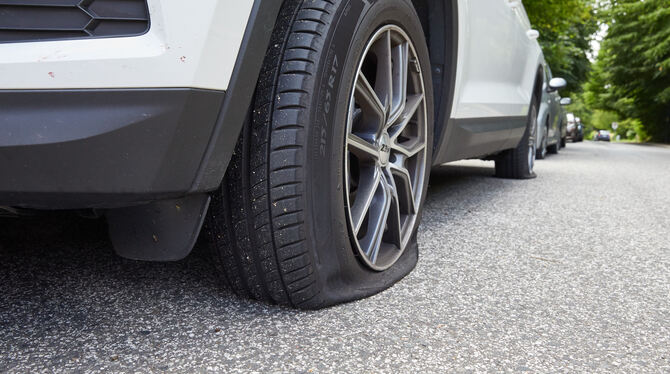 Reifen eines Autos zerstochen Ein zerstochener Reifen (Archivbild)