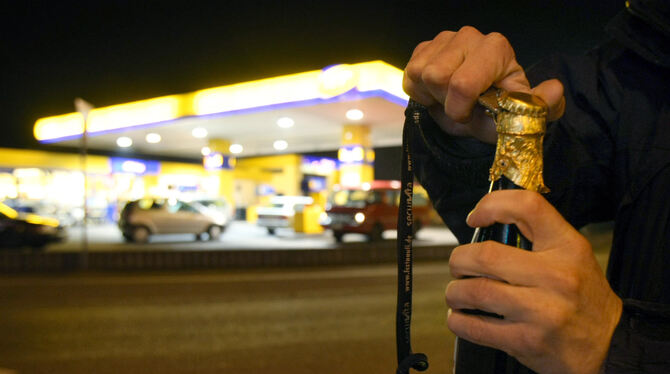 Zu viel Alkohol, zu viel Kontakte: Die Stadt Reutlingen nimmt insbesondere die Tankstellen ins Visier. FOTO: DPA/PICTURE-ALLIAN Zu viel Alkohol, zu viel Kontakte: Die Stadt Reutlingen nimmt insbesondere die Tankstellen ins Visier. FOTO: DPA/PICTURE-ALLIAN