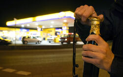 Zu viel Alkohol, zu viel Kontakte: Die Stadt Reutlingen nimmt insbesondere die Tankstellen ins Visier.  FOTO: DPA/PICTURE-ALLIAN