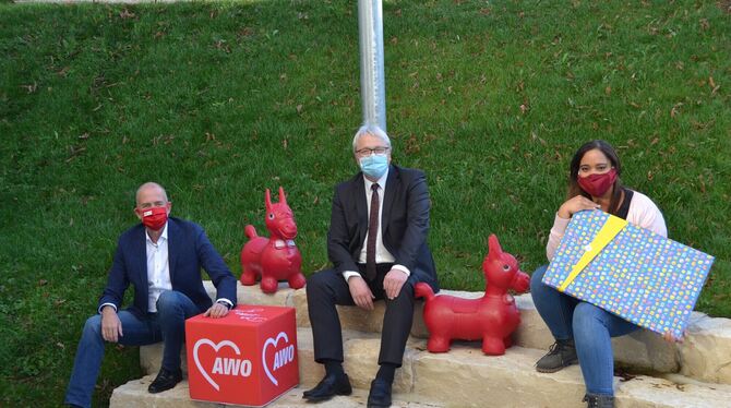 Im Garten der neuen Ganztageseinrichtung im Bihler-Areal: Bürgermeister Robert Hahn (Mitte) neben Aysha Rothacher und Ulrich Hög