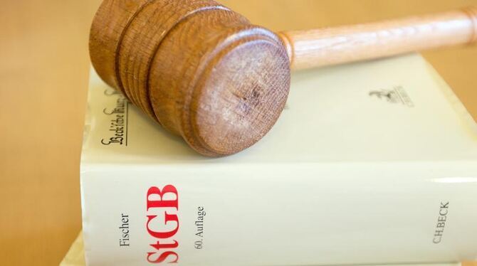 Ein Richterhammer und ein Strafgesetzbuch