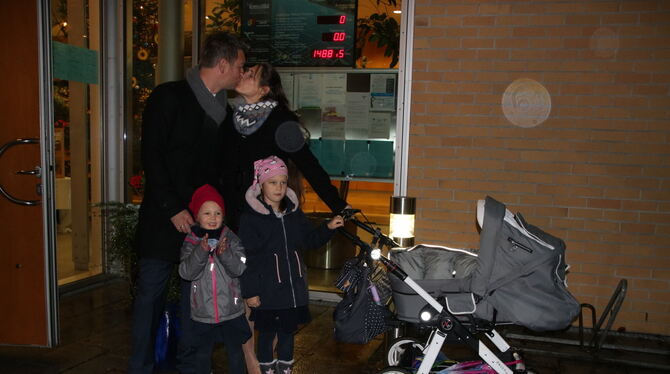 Rückhalt: Tobias Pokrop mit seiner Familie am Wahltag. FOTO: OECHSNER