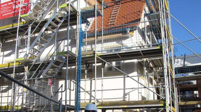 Große Baustelle: Die Sanierung des denkmalgeschützten »Ochsen« in Walddorfhäslach wird mehrere Millionen Euro kosten.  FOTO: MÜL