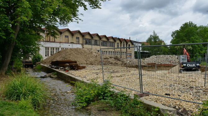 Eingezwängt in tristen Beton: Jetzt soll der Mühlkanal auf dem Egelhaaf-Areal renaturiert werden.  FOTO: NIETHAMMER