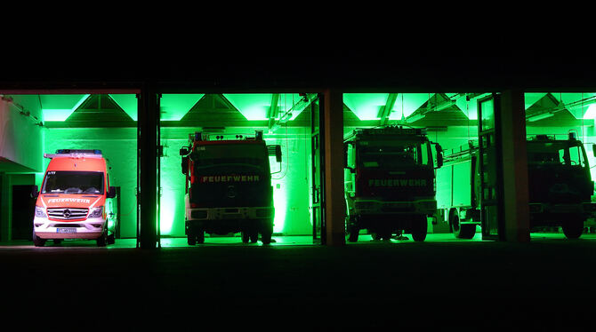 Bei der Feuerwehr von Walddorfhäslach brennt das erste Lichtlein und beleuchtet links den Einsatzleitwagen. Bis Weihnachten erst