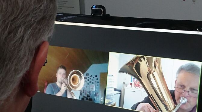Bruno Seitz, Leiter der Metzinger Musikschule, zeigt in einer Simulation wie das mit dem digitalen Ergänzungsunterricht läuft, L