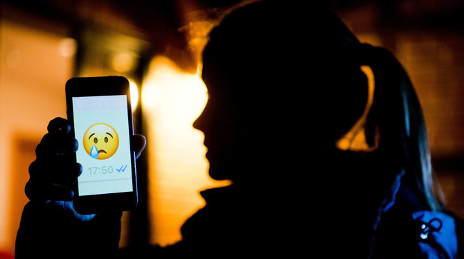 Trotz digitaler Kommunikation vermissen Jugendliche den persönlichen Kontakt.  FOTO: DPA