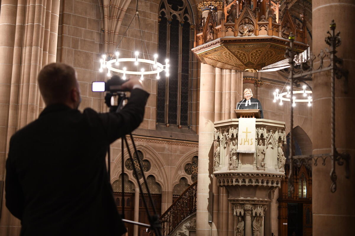 Mehrere Kameras erfassen Sabine Großhennig in Nahaufnahme auf der Kanzel.