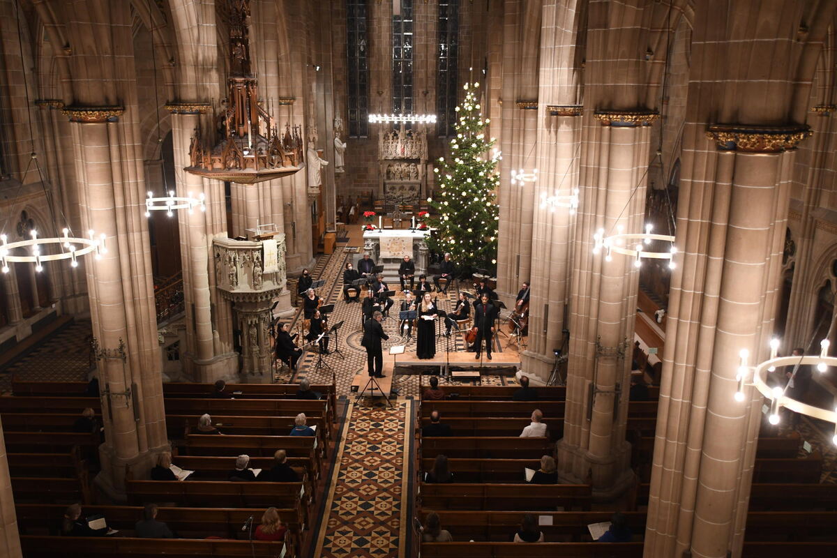Die Stimmung der prächtig wie der Weihnachtsbaum erleuchteten Kirche sowie die Wucht des Werkes kommen in der Seele an. Die Aufn
