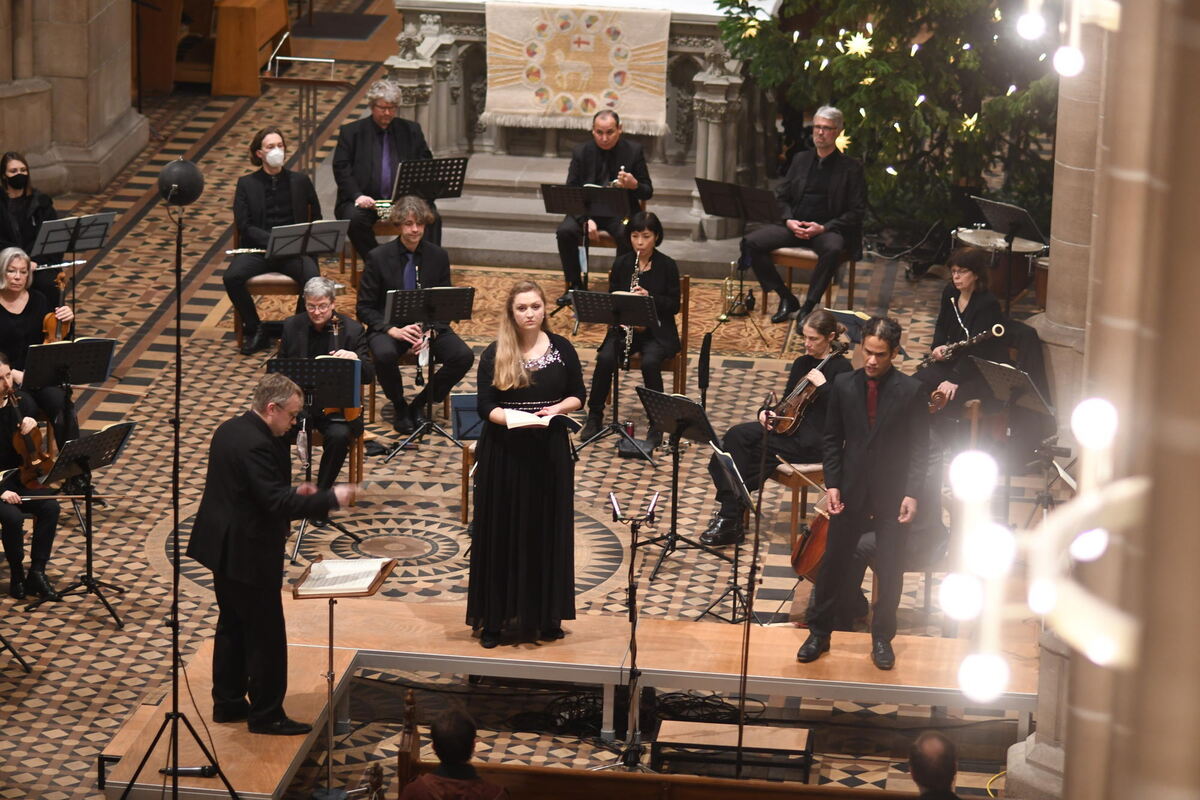 Die Solisten Katharina Eberl, Sarah-Lena Eitrich, Marcus Elsässer und Johannes Fritsche sind so vornehm in Schwarz gekleidet, wi